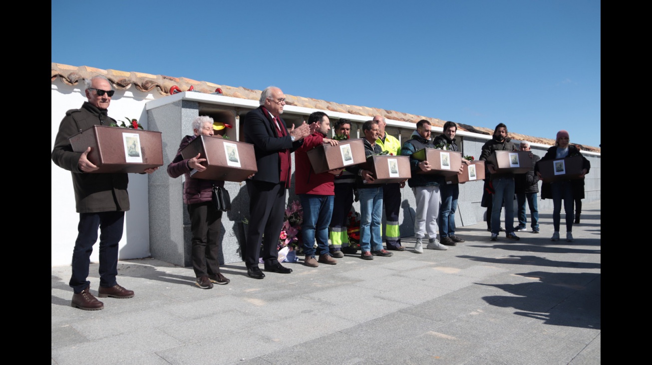 Acto de entrega de los restos de seis republicanos asesinados por el franquismo en Manzanares