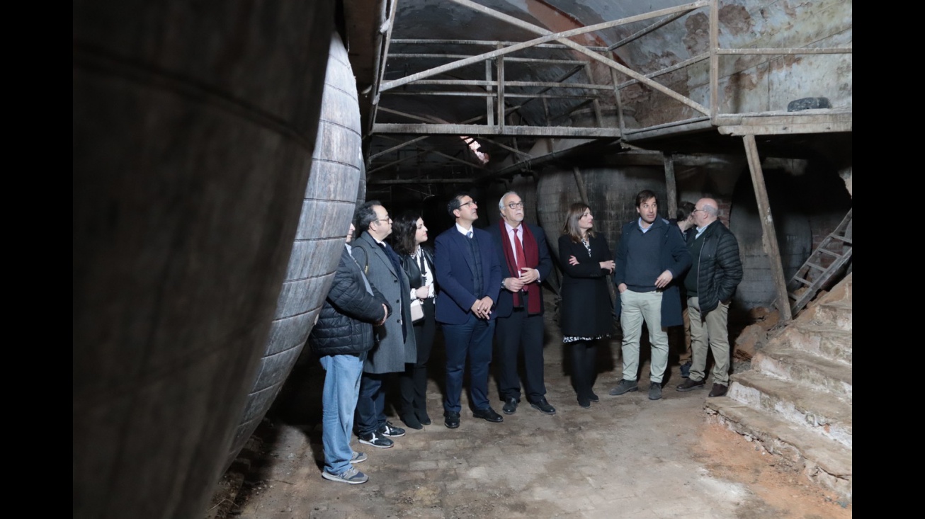 Julián Nieva y José Manuel Caballero visitan el futuro espacio que Manzanares dedicará al vino
