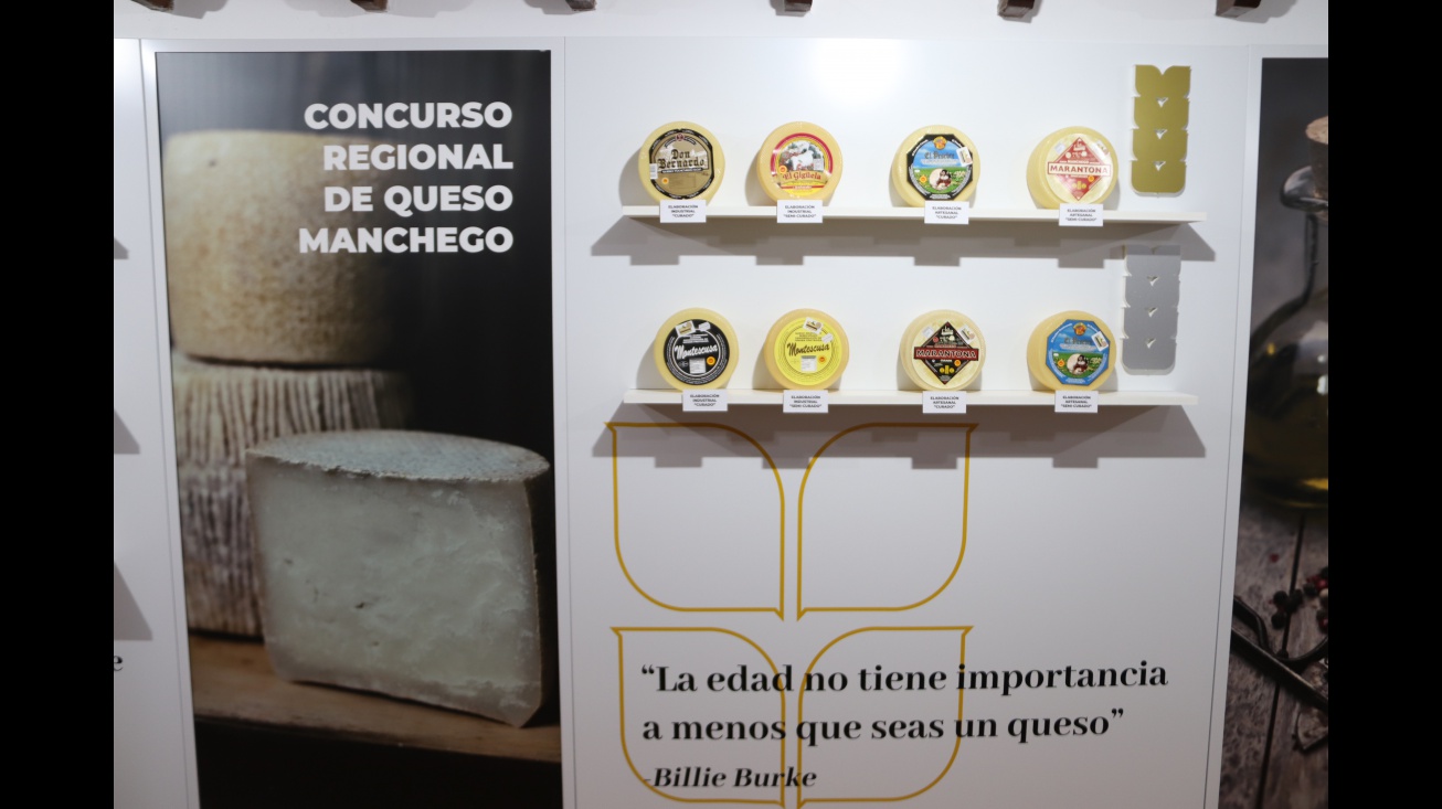 Expositor con los quesos manchegos premiados en Fercam 2023
