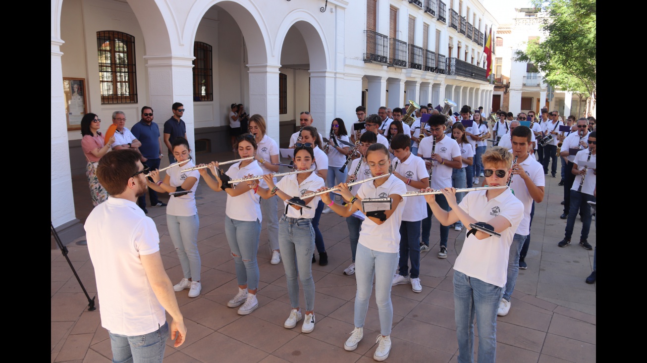 Dianas de la banda ante el Ayuntamiento de Manzanares