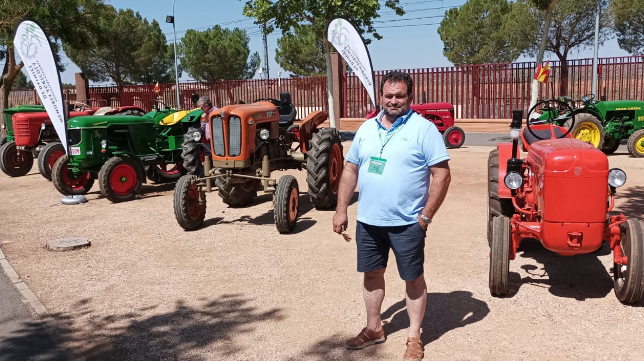 José Vicente Cejundo junto a la exposición e tractores antiguos