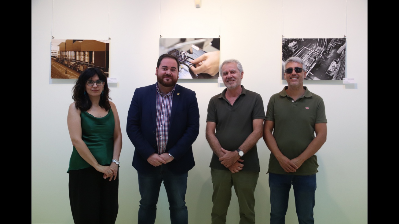 Exposición del III concurso de fotografía industrial de Aempoman en la biblioteca