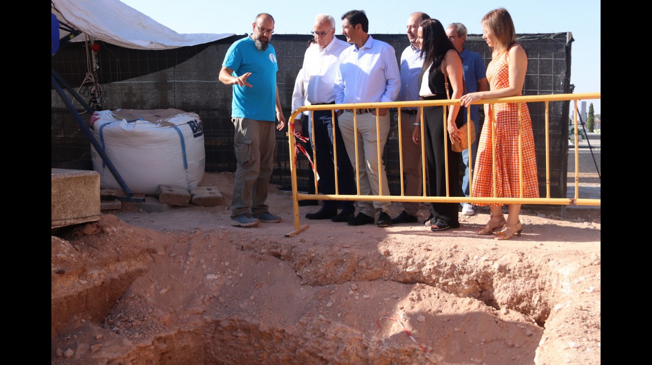 Ni las altas temperaturas que se están registrando estas fechas detienen los trabajos que la empresa Drakkar Consultores viene realizando desde mediados de mayo en el cementerio municipal de Manzanares: la exhumación de cinco fosas comunes en las que se encuentran enterrados los restos de 89 víctimas del franquismo. Las labores han finalizado en una de las dos zonas acotadas, donde ya se han recuperado 49 cuerpos. Actualmente se trabaja en la segunda, donde ya han sido recogidos 9 de los 40 cuerpos que toda