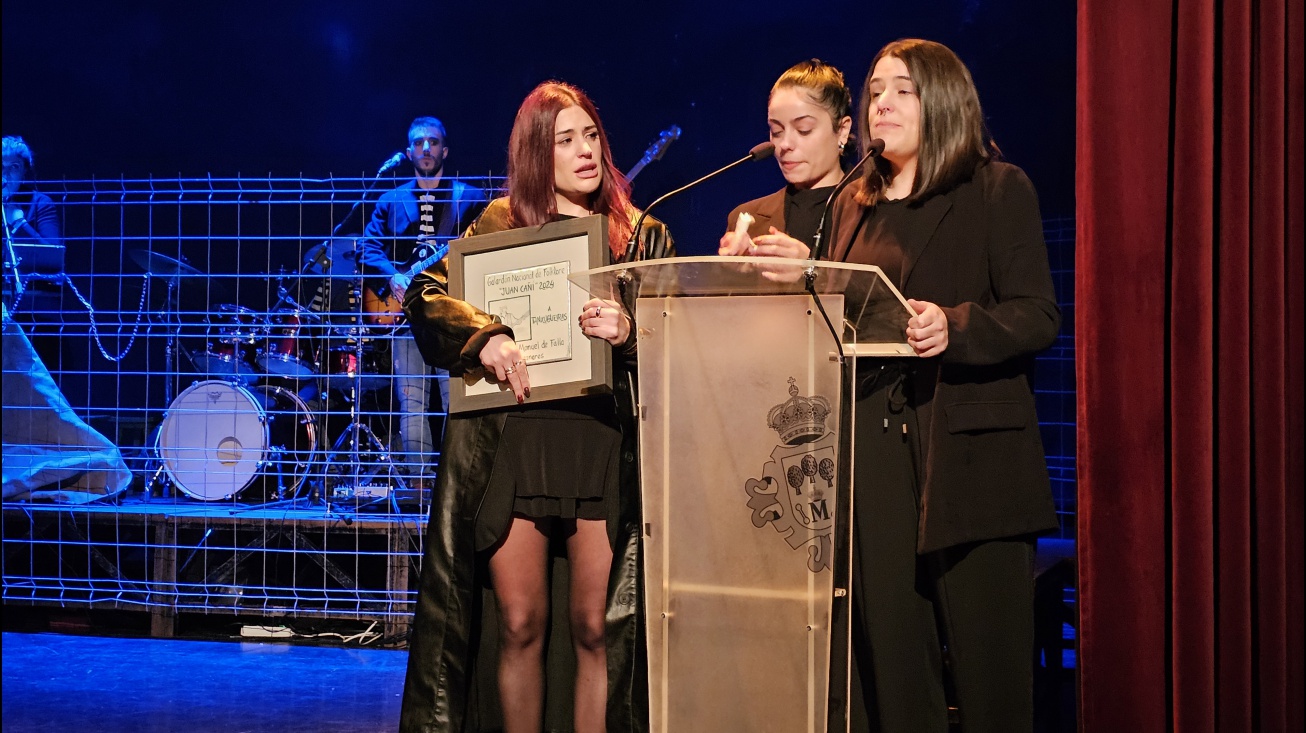 Emotivo momento de Tanxugueiras al recoger su premio en Manzanares