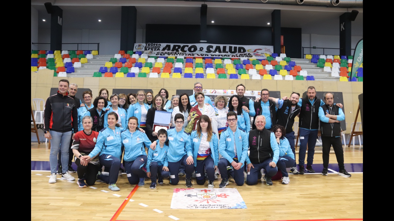 El Club de Arqueros de Manzanares y las autoridades junto a la medallista