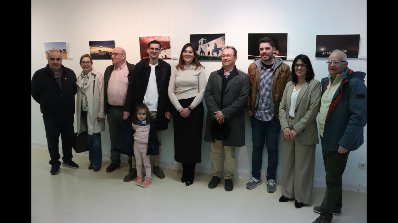 Isabel Díaz Benito y Paqui de la Cruz junto a miembros de la AC Venta de Borondo y de El Zaque