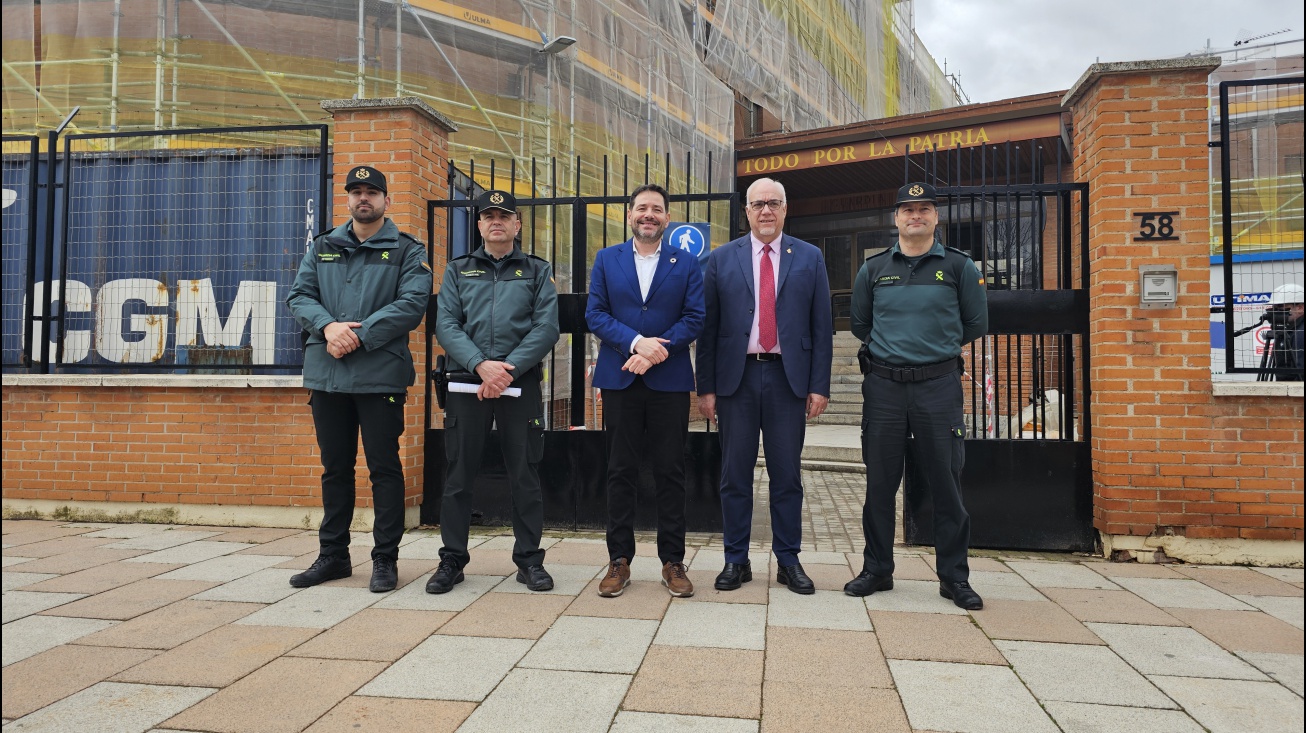 Broceño y Nieva junto a miembros de la Guardia Civil ante el cuartel de Manzanares