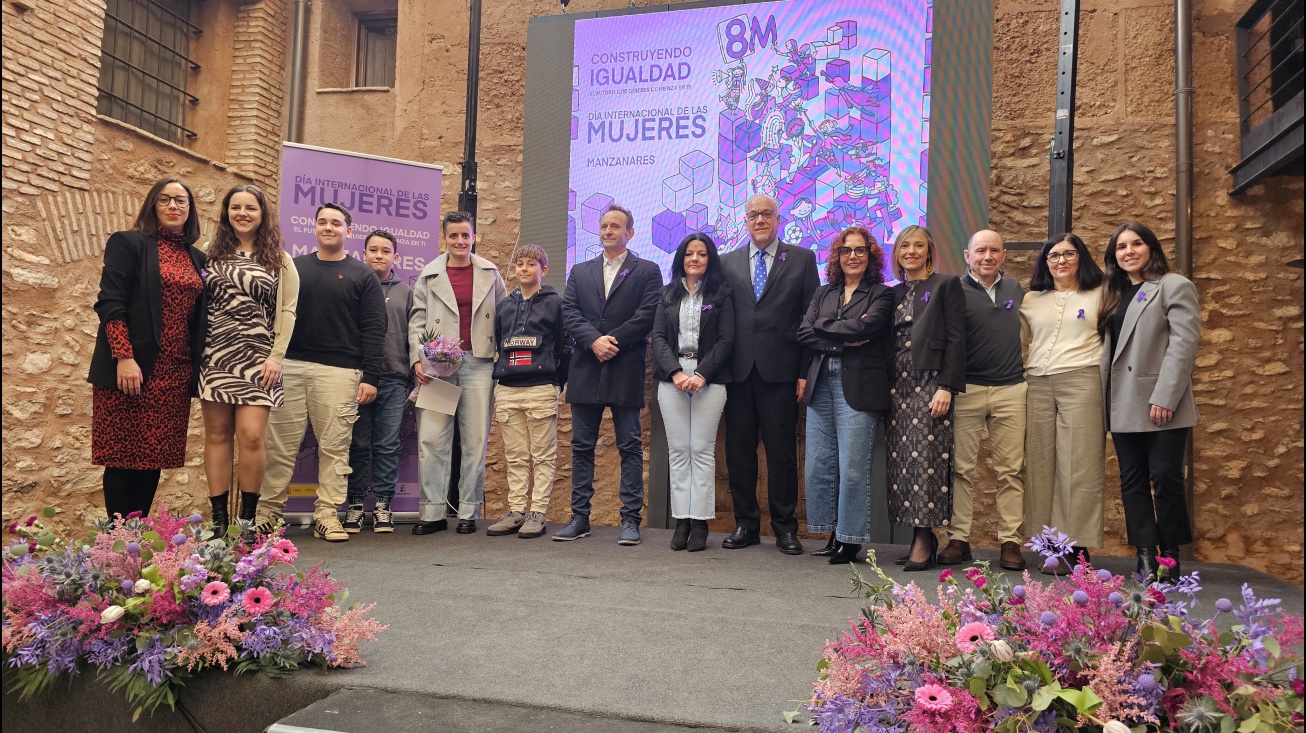 Foto de familia de galardonadas y premiadas en los concursos convocado por el 8M