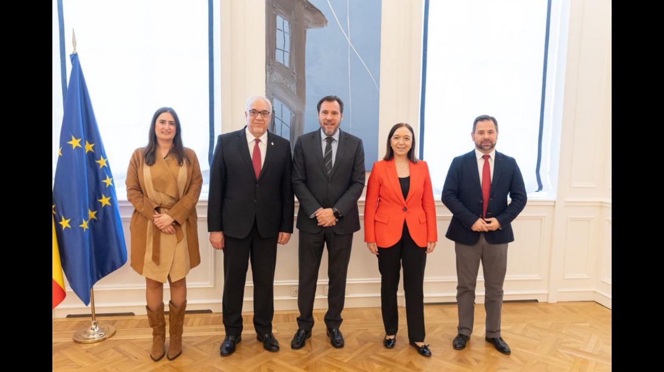 Nieva junto a parlamentarios de la provincia y a la alcaldesa de Alcázar con Óscar Puente