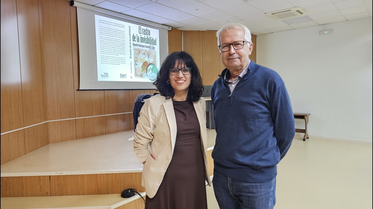 La concejala de Educación presentó al científico Agustín Rodríguez