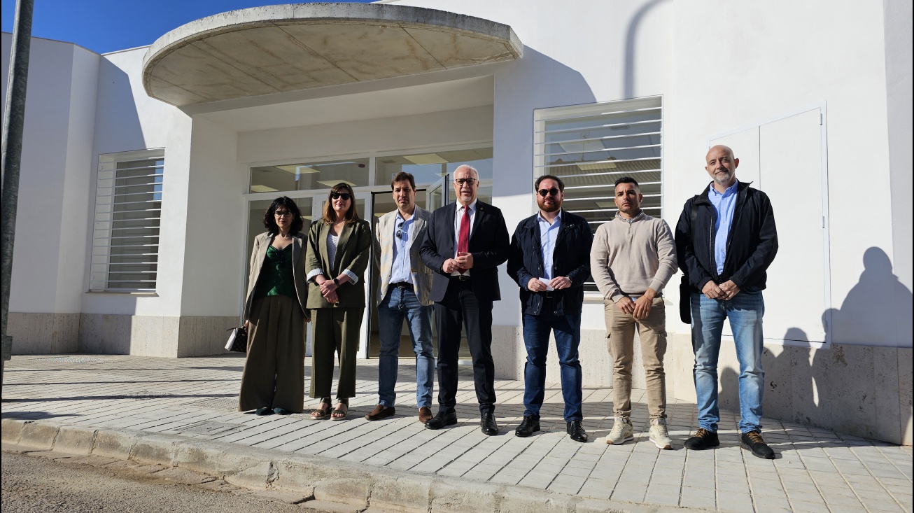 Nieva junto a miembros del equipo de gobierno y técnicos en la entrada del nuevo CEPA