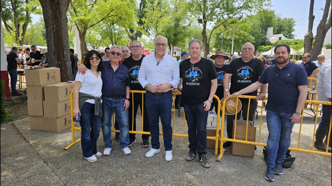 Miembros de La Almorta junto al alcalde y concejales