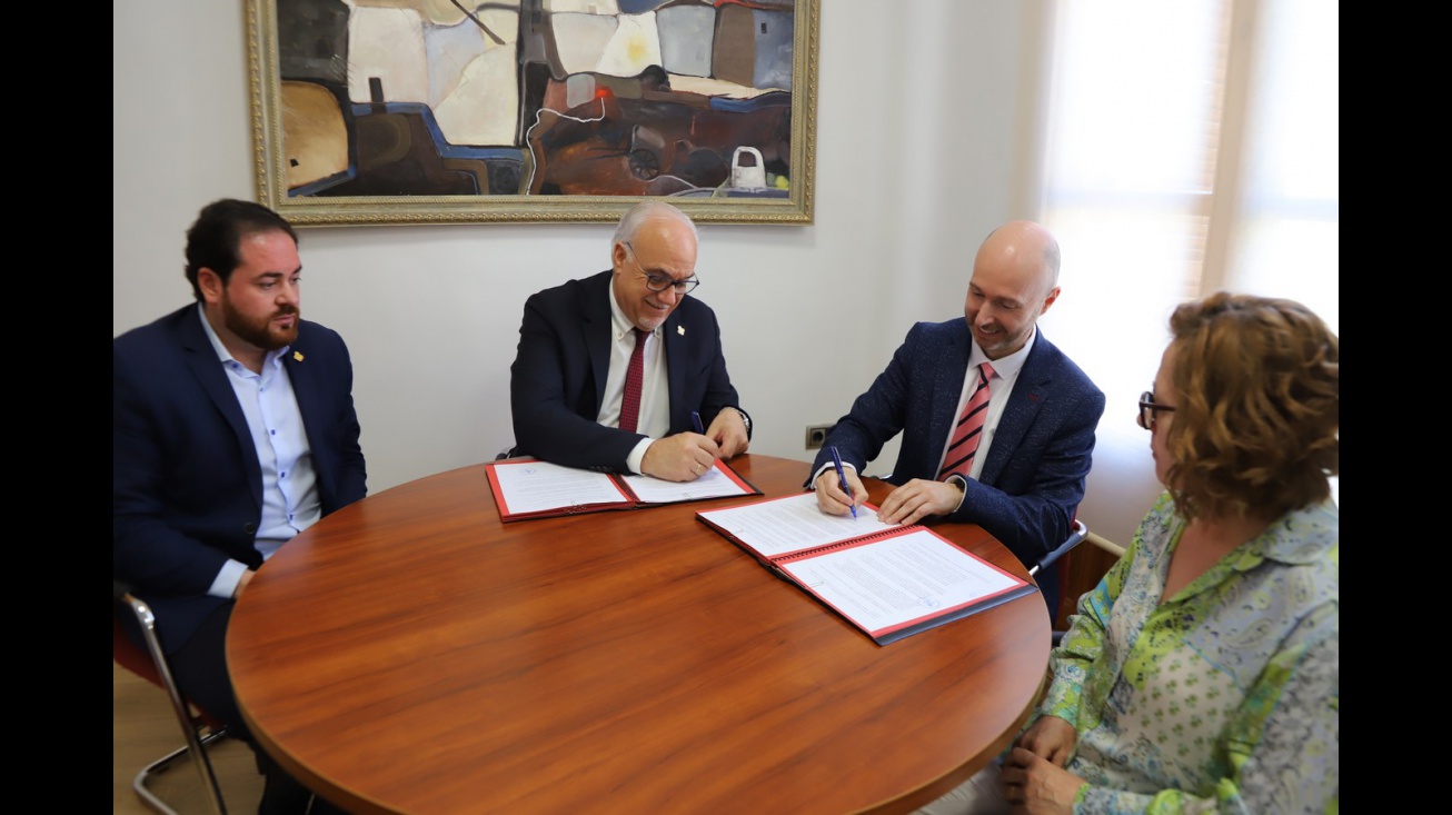 Firma convenio Ayuntamiento y Asociación Empresarial (mayo 2025) (4)
