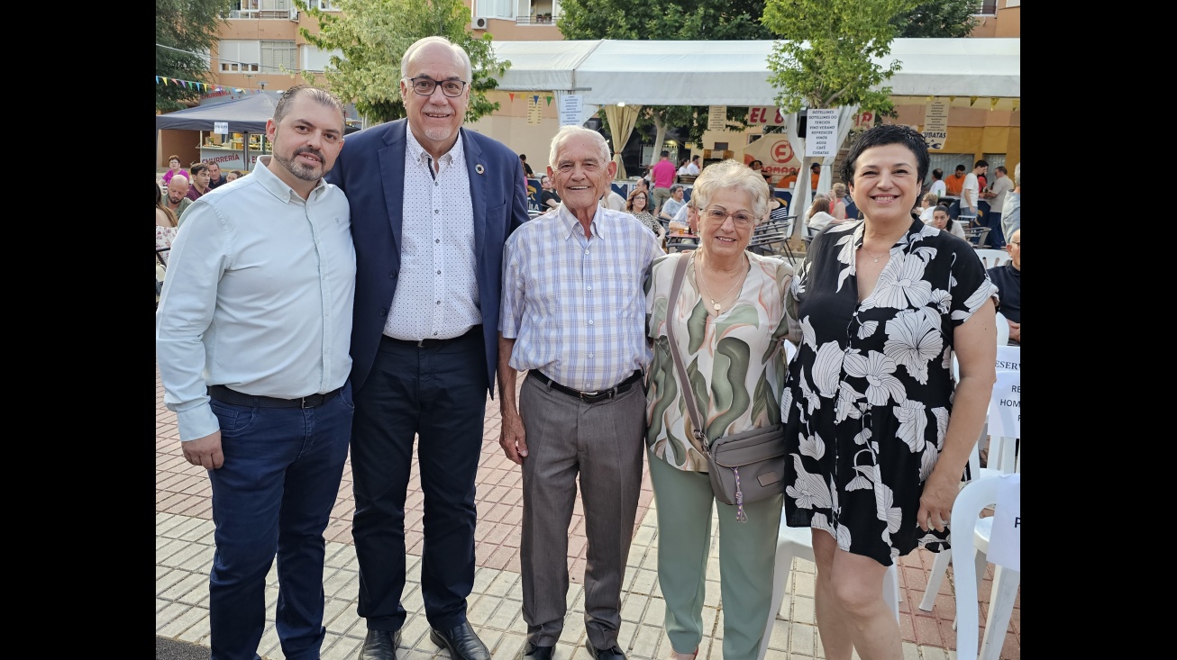 El alcalde junto a representantes de la familia Romero de Ávila Nieto