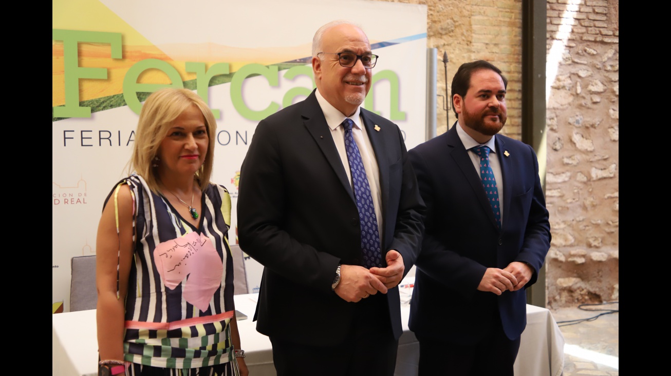 Julián Nieva junto a Antonia de la Chica y Pablo Camacho en la presentación de Fercam 2025