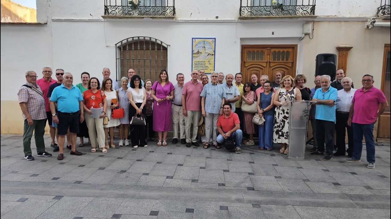 Autoridades y miembros del colectivo El Zaque posan ante la casa del Manifiesto