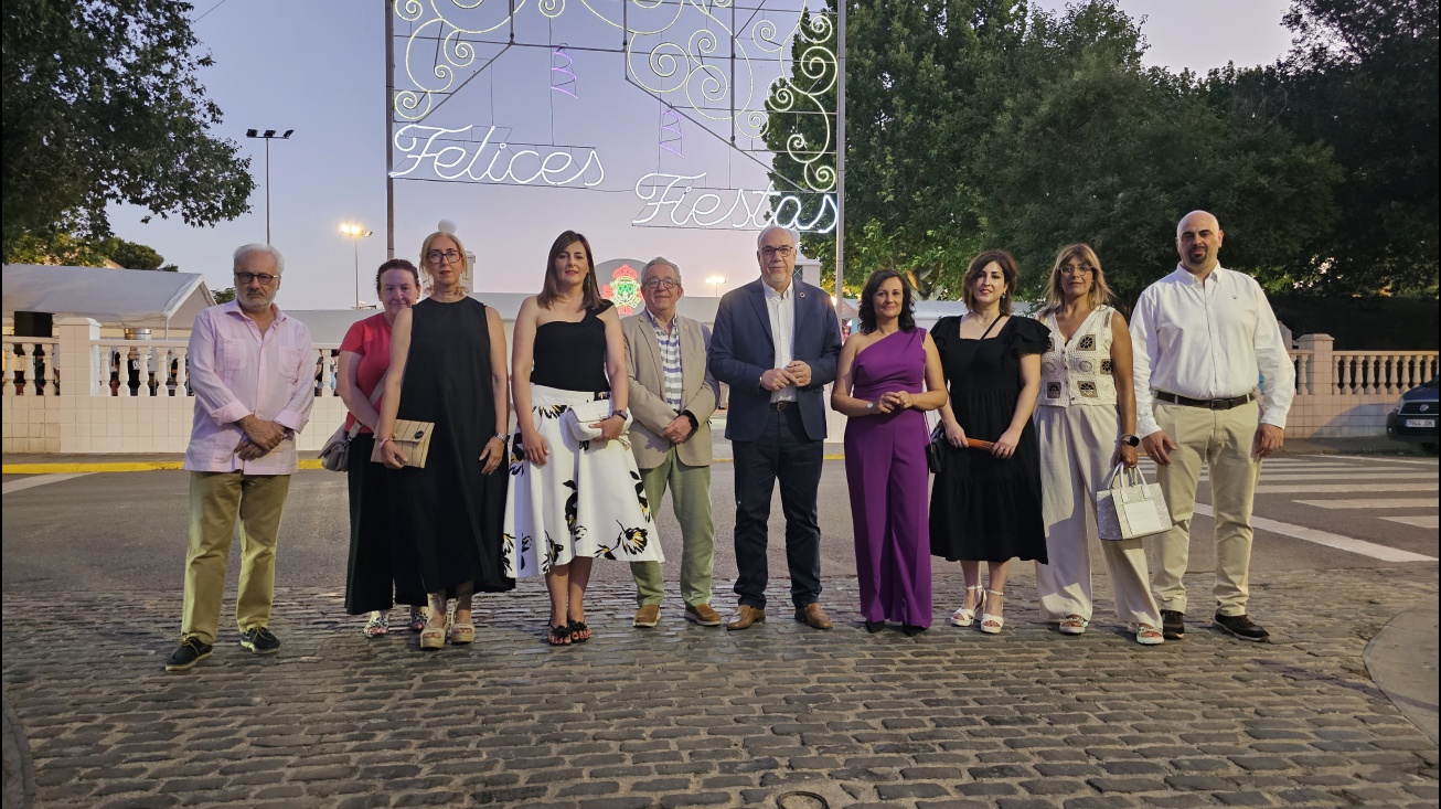 Miembros de la corporación municipal tras el encendido del alumbrado