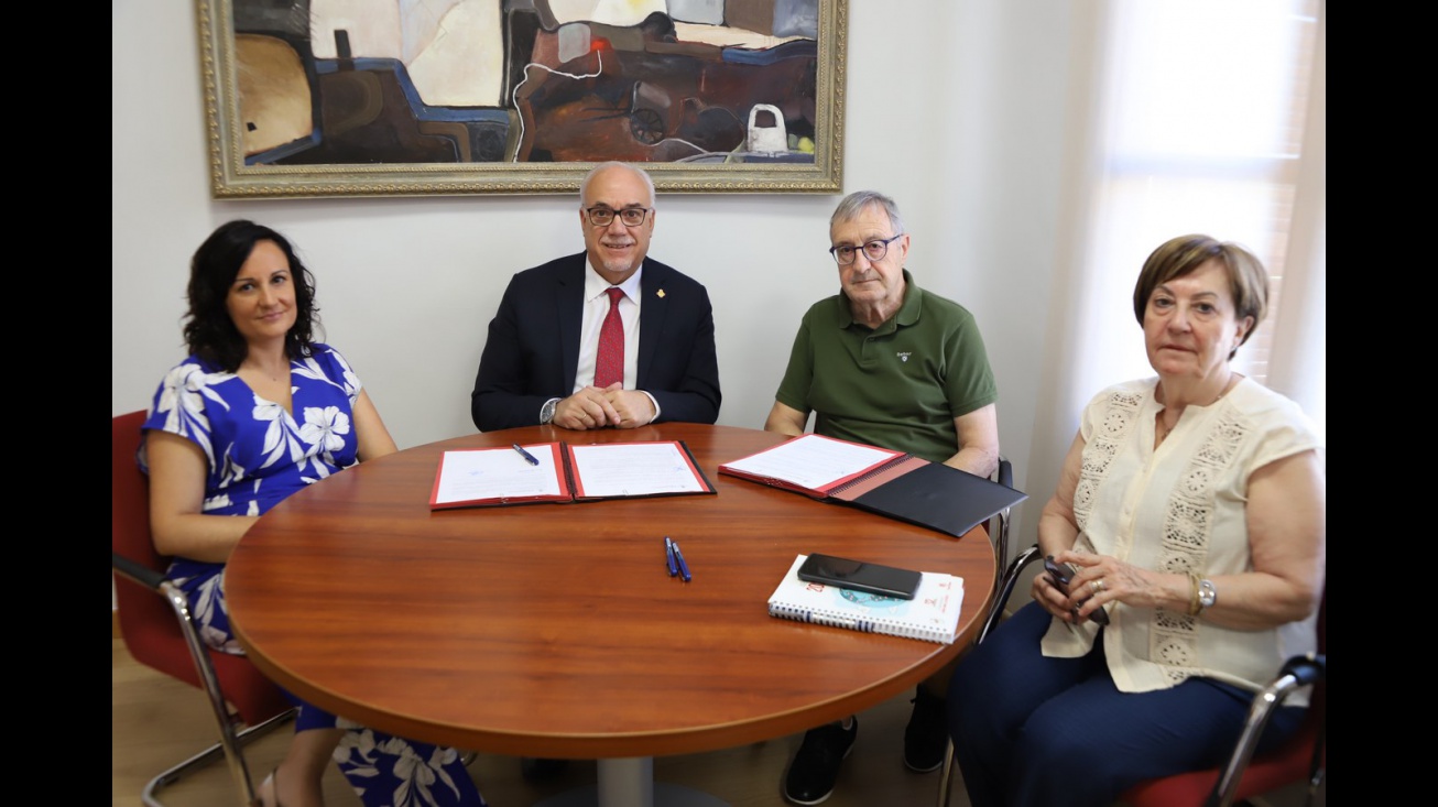 Firma convenio Ayuntamiento Manzanares y Cáritas Interparroquial