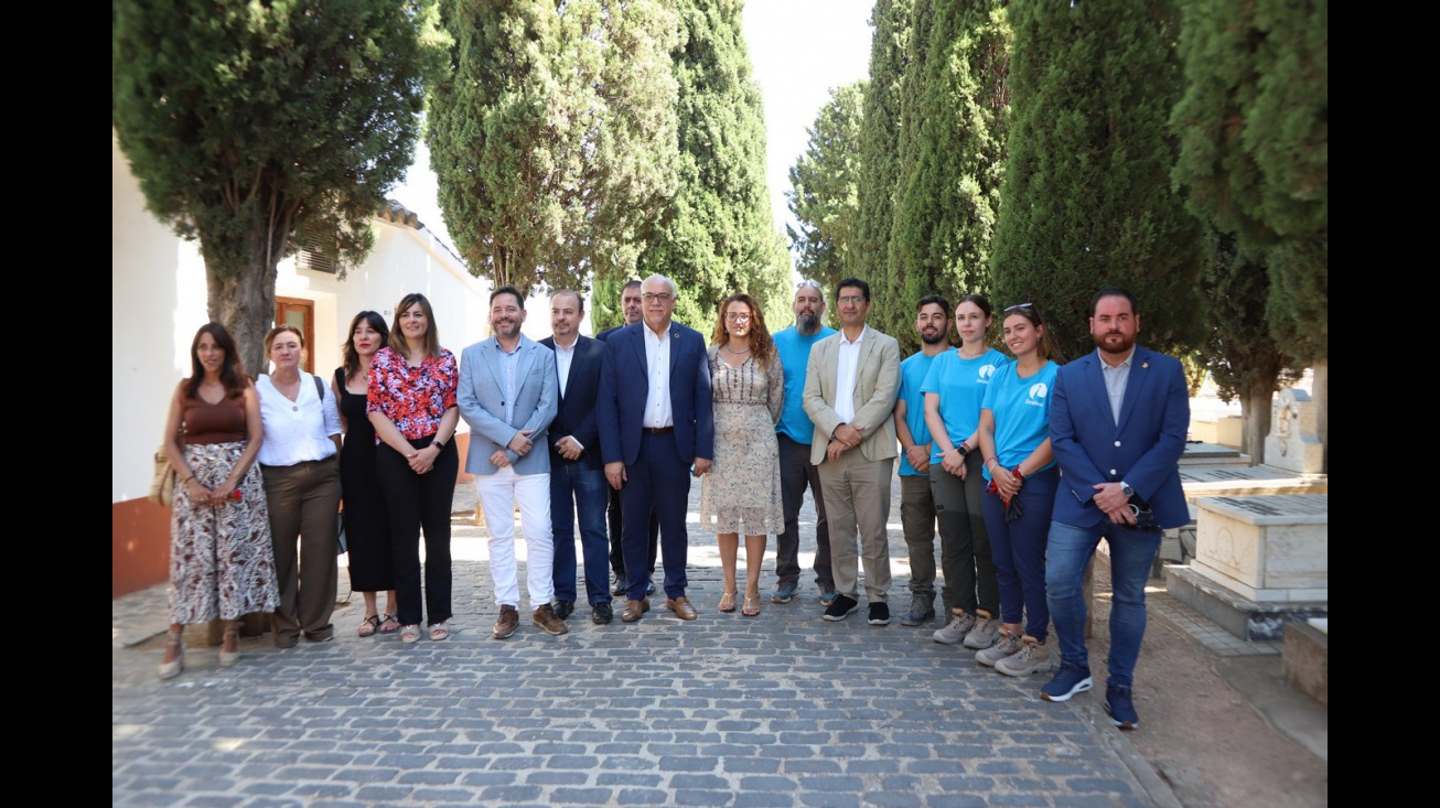 Visita institucional a la cuarta fase del proyecto de exhumación en el cementerio