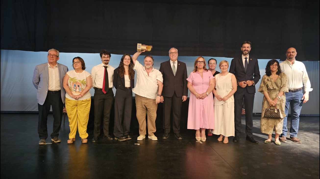 Andrés Lima levanta el Premio Escena 2025 junto a las autoridades y a representantes de Lazarillo TCE