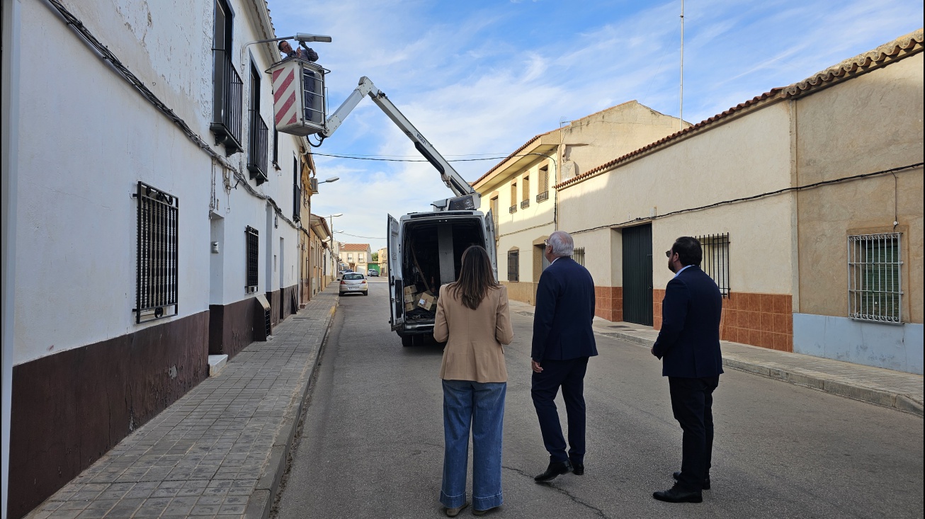 Visita del alcalde a los trabajos de renovación de luminarias en la Divina Pastora