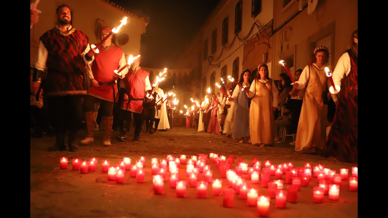 Procesión de las antorchas por la calle Virgen del Carmen