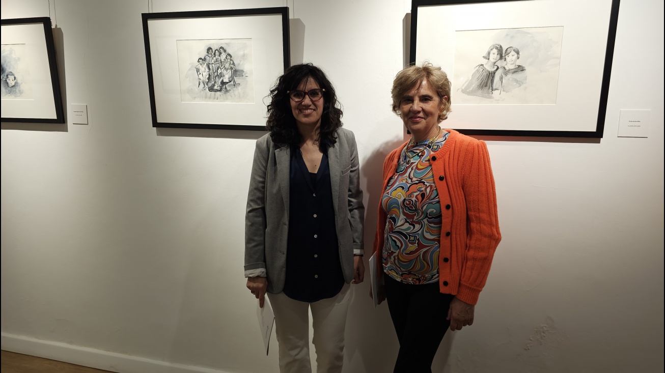 Paqui de la Cruz con Juana de Juan en la inauguración de la exposición