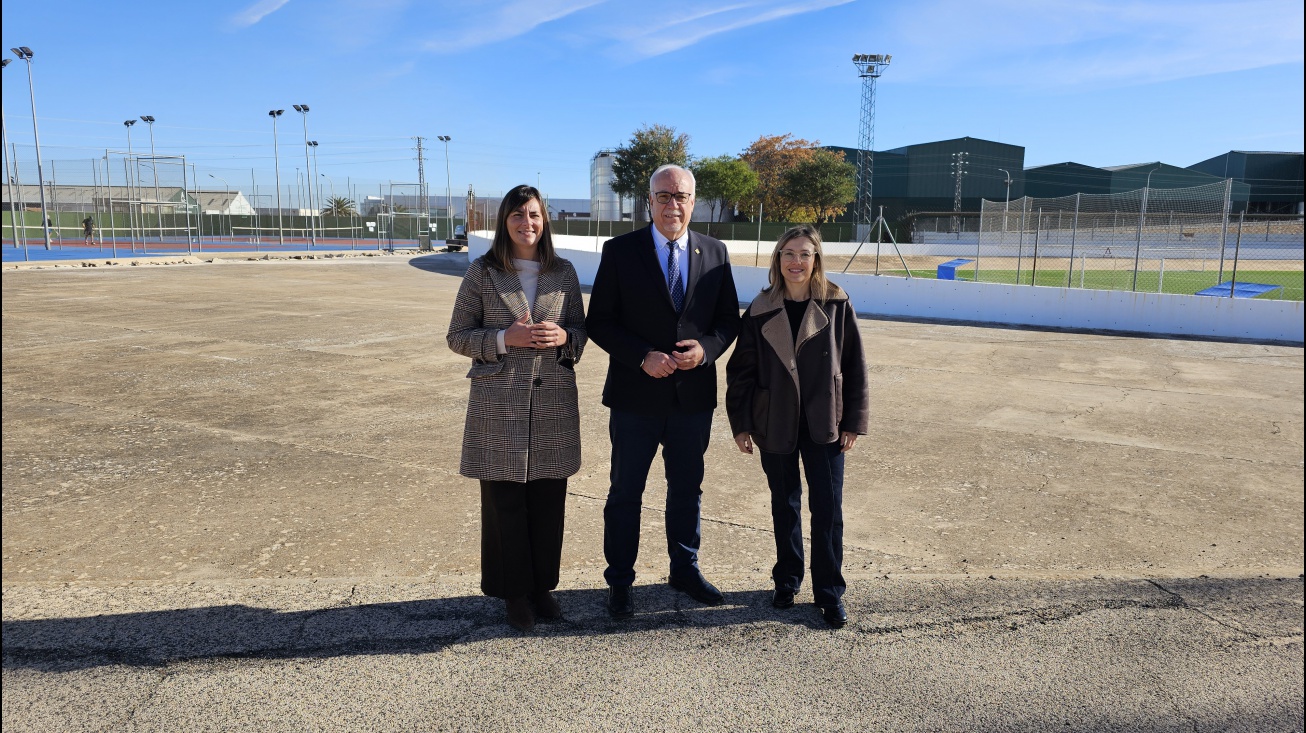 Nieva visitó los trabajos que se llevan a cabo en el polideportivo junto a las concejalas de Obras y de Deportes