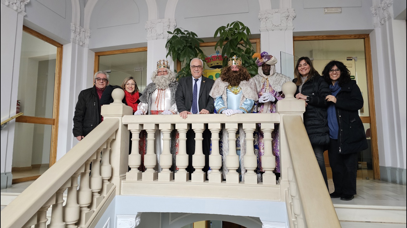 Los Reyes Magos junto al alcalde y concejales y concejalas en el Ayuntamiento de Manzanares