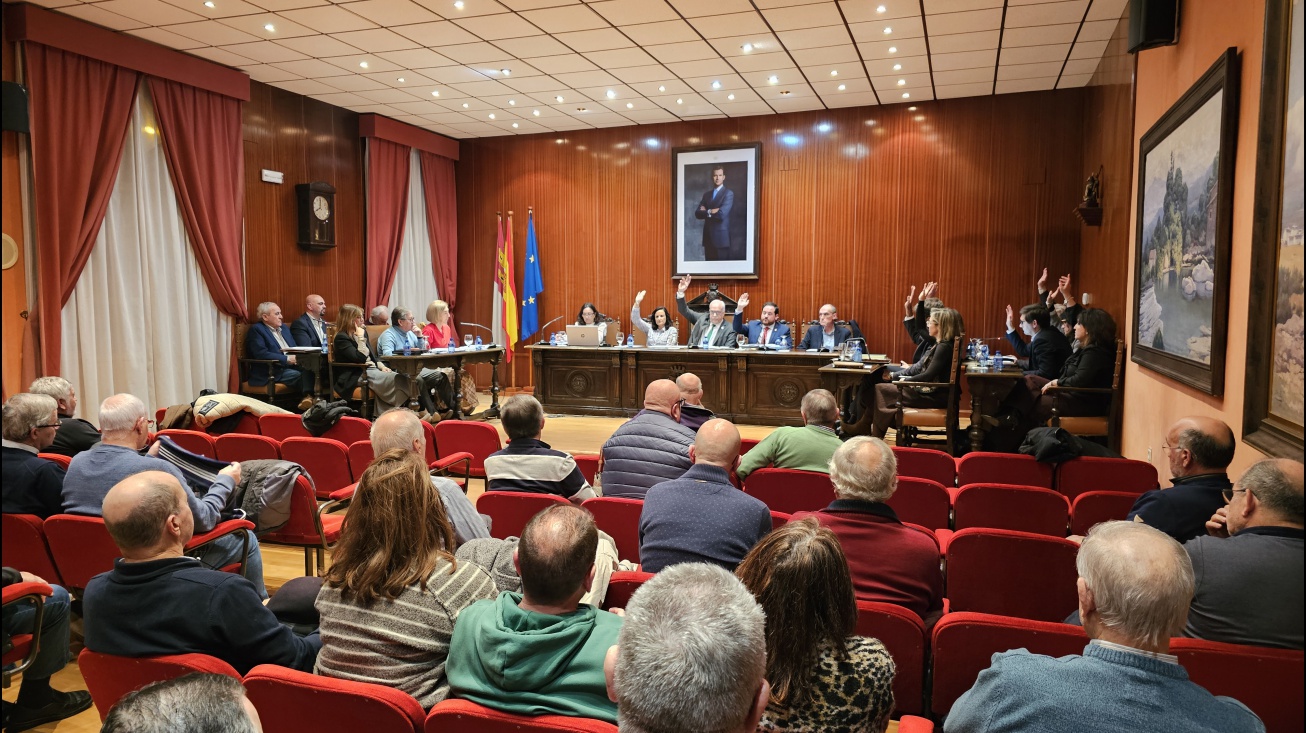 Momento de la aprobación del presupuesto con los votos a favor del Grupo Socialista