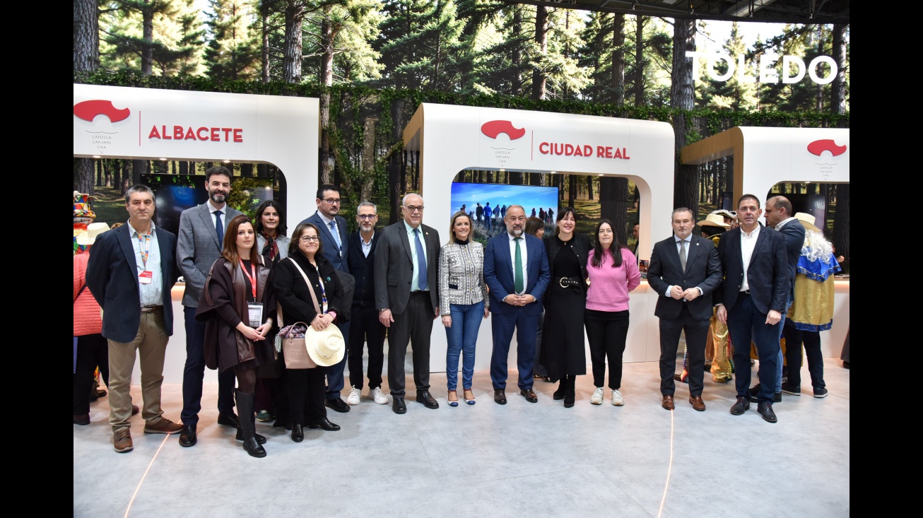 Nieva y Romero junto a autoridades de la provincia y región en Fitur