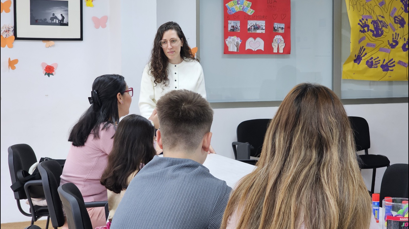 Laura Donoso durante el taller de familia en el Centro Social de la Avenida del Parque
