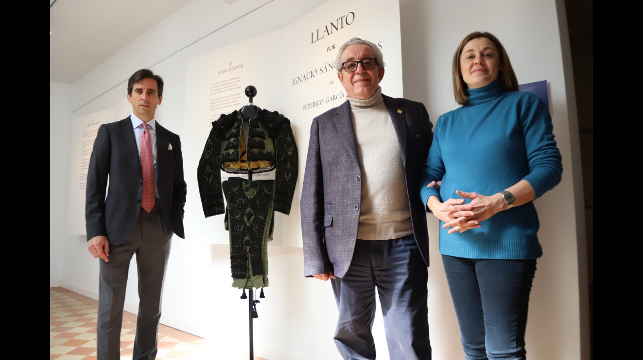 Juan Ortega visita el Archivo-Museo Sánchez Mejías y dona su vestido de 2022 a la peña taurina