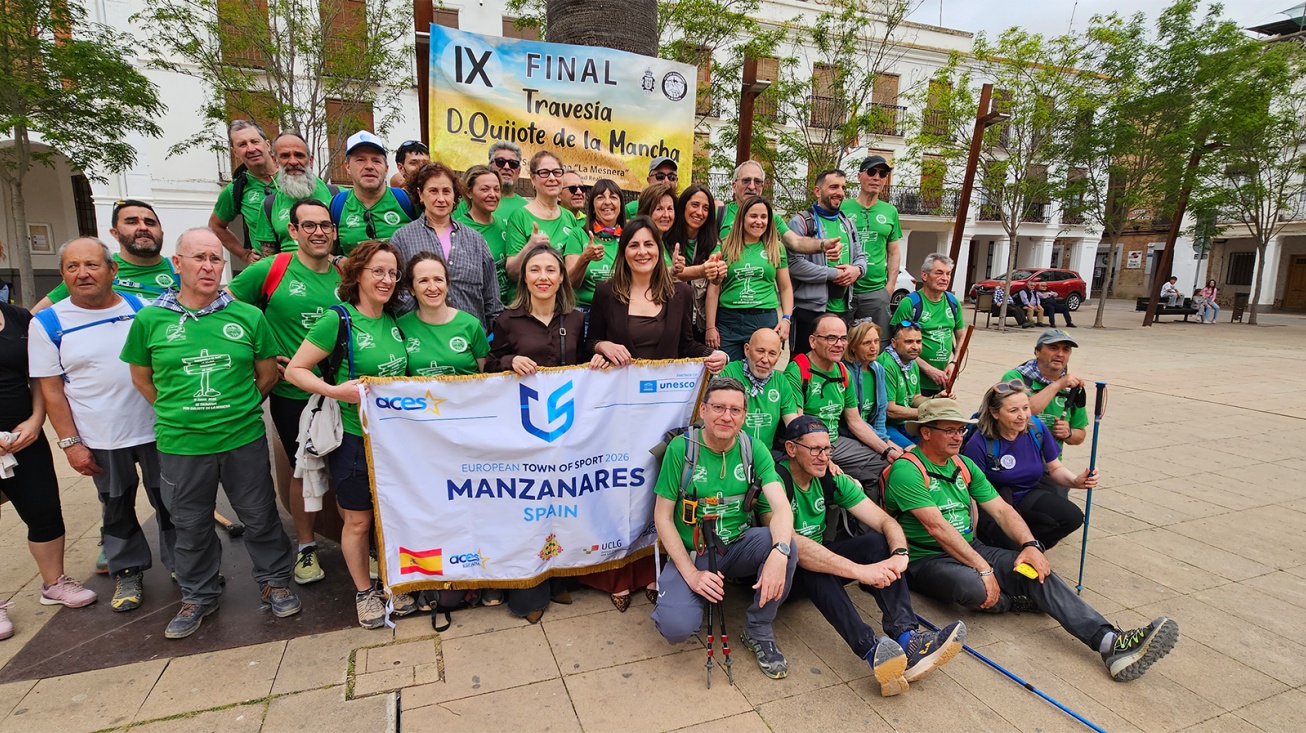 Foto de participantes y autoridades a su llegada a la plaza de la Constitución de Manzanares
