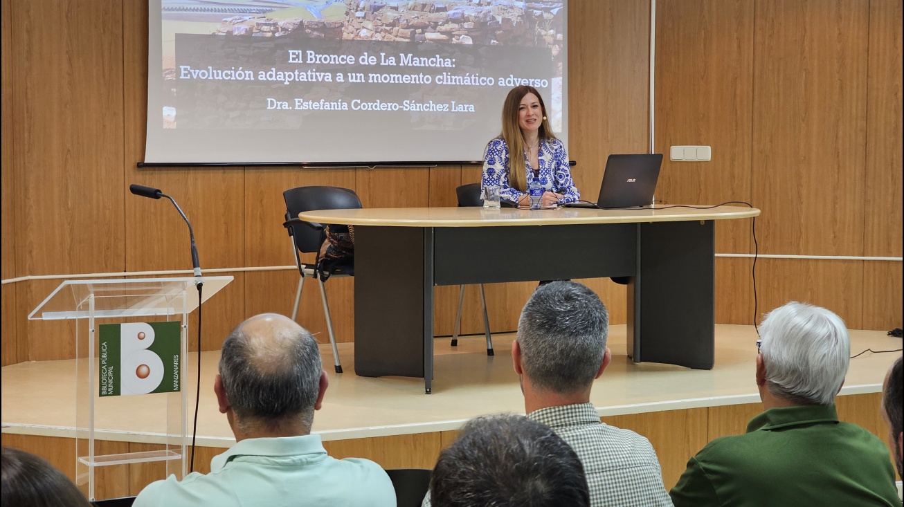 Estefanía Cordero Sánchez durante su ponencia en el Aula Abierta de la UP