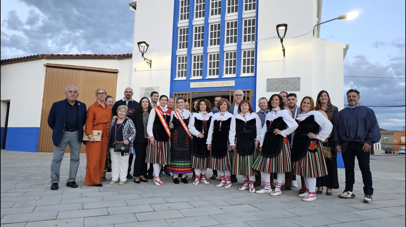 Miembros de la Corporación Municipal junto a pastoras y AVCU Divina Pastora