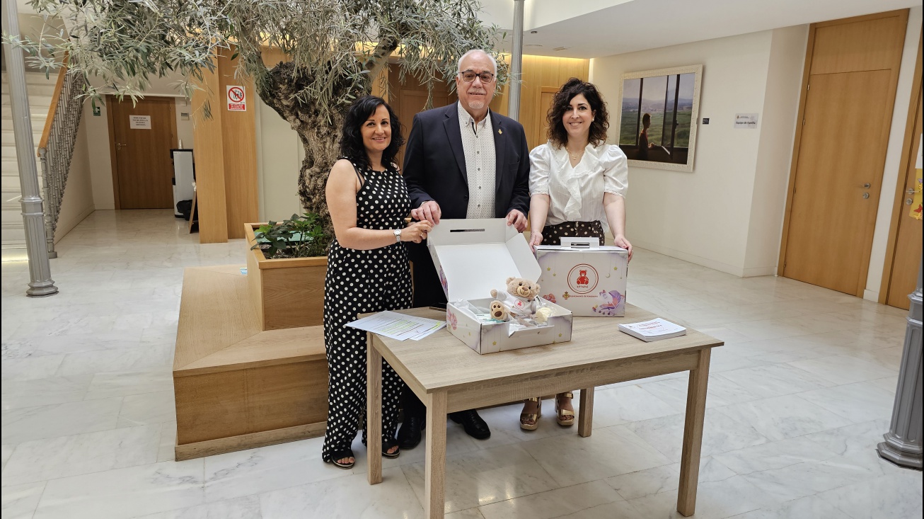 El alcalde y las concejalas de Servicios Sociales y Pequeño Comercio presentan el Kit bebé y el cheque bebé municipal