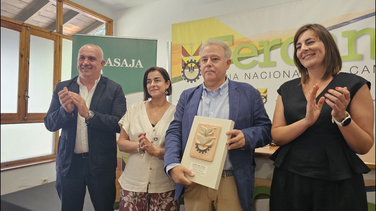 Antonio Gómez Olmos recibe el premio de Periodismo Agrario de Fercam
