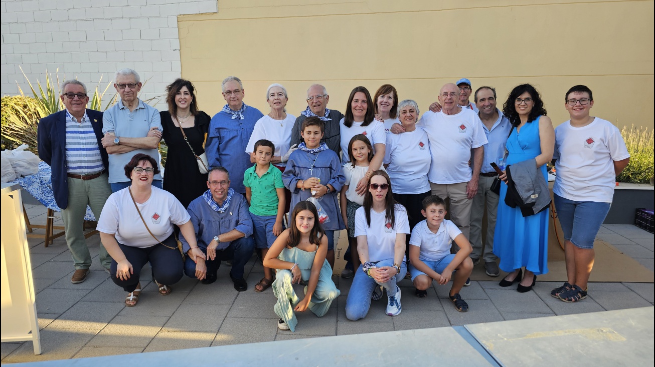 Miembros de la AAVV San Blas y autoridades municipales en la gala vecinal  2025