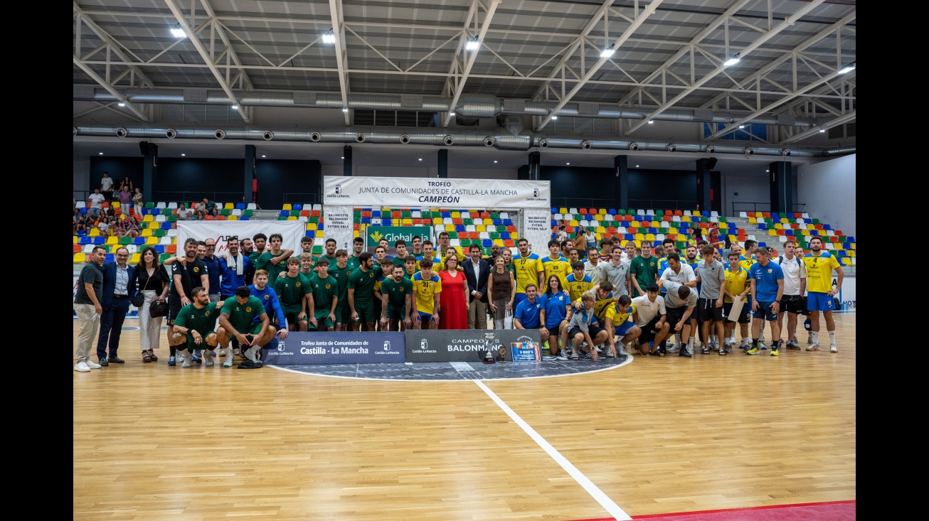 Foto conjunta de los tres equipos con las autoridades tras la entrega de trofeos