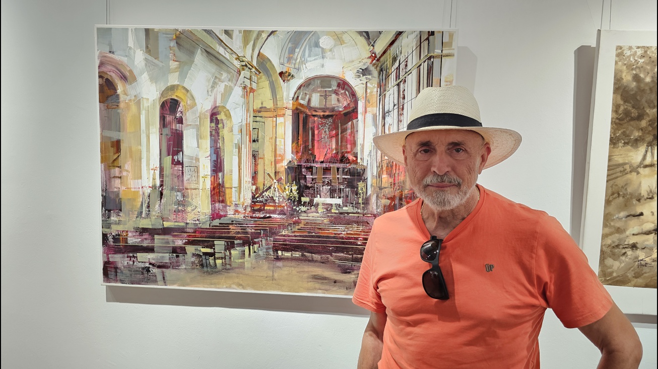 Blai Tomás Ibáñez junto a la obra ganadora del primer premio nacional