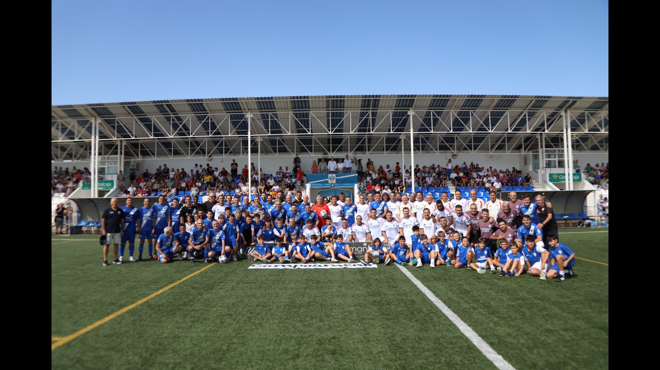 Foto conjunta de los dos equipos antes del partido