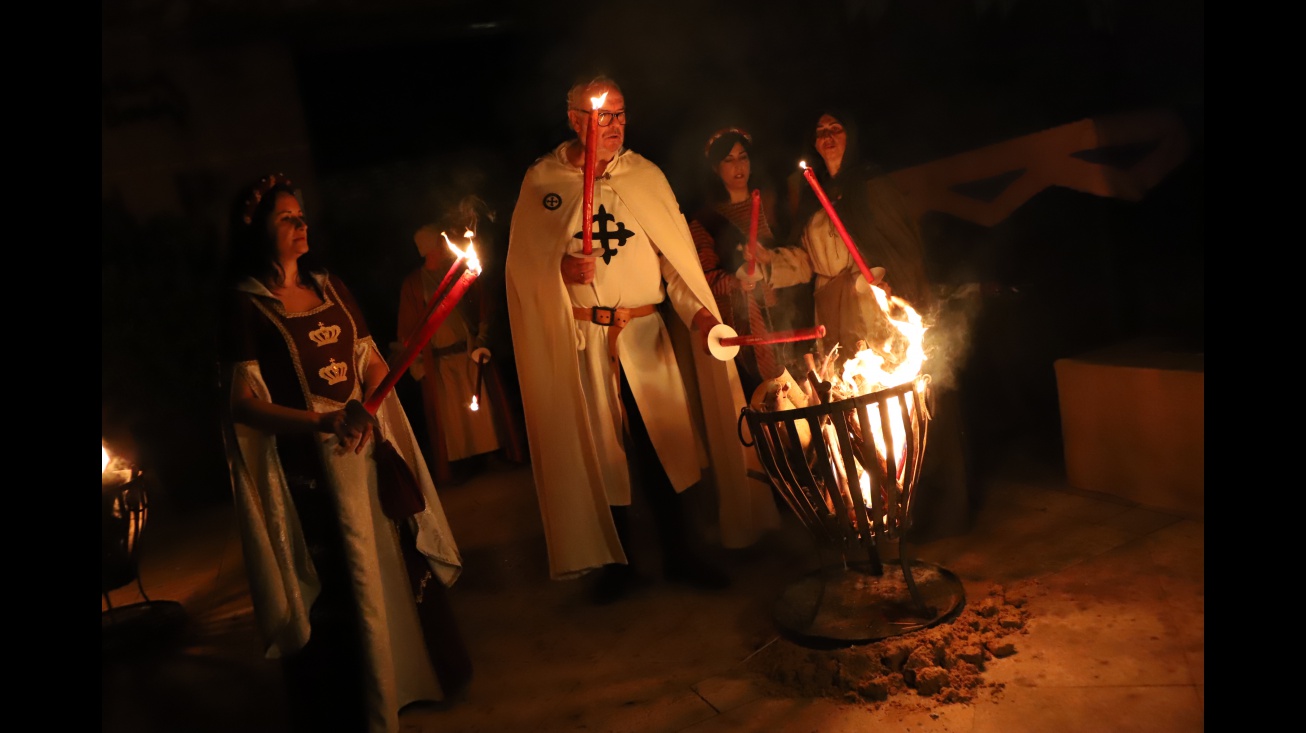 El Comendador enciende la antorcha al inicio de la procesión que abrió las Jornadas
