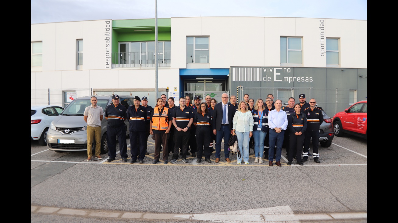 Participantes en el curso junto a las autoridades