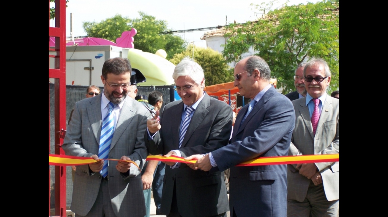 Barreda cortando la cinta de inauguracion