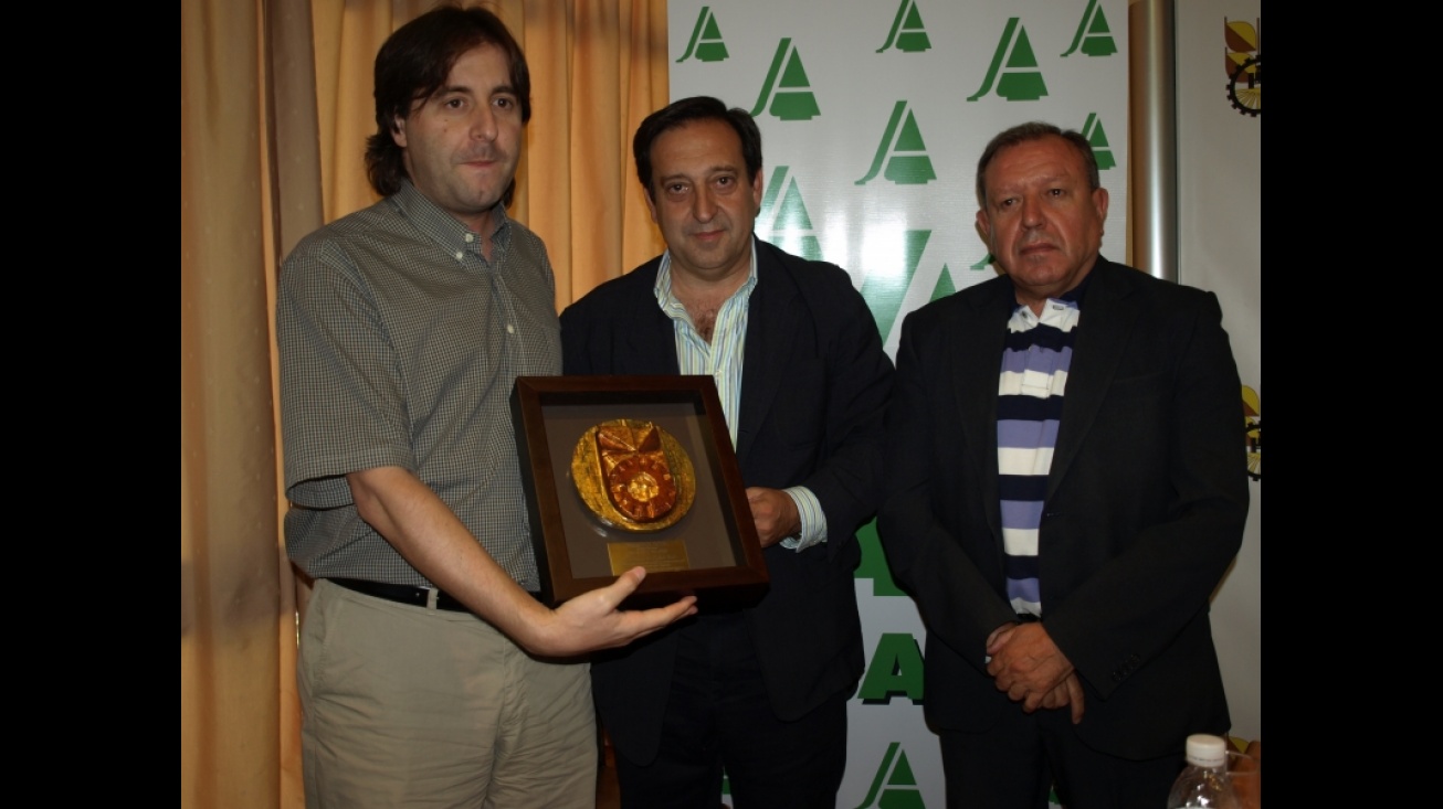 Óscar Gálvez, director de La Tribuna CR recibe el premio