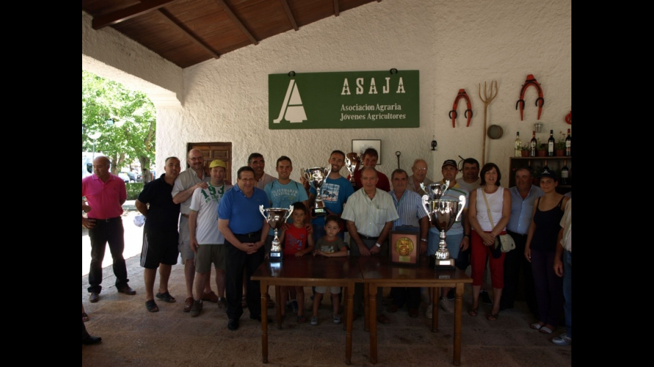 Foto de familia de ganadores, participantes y organizadores