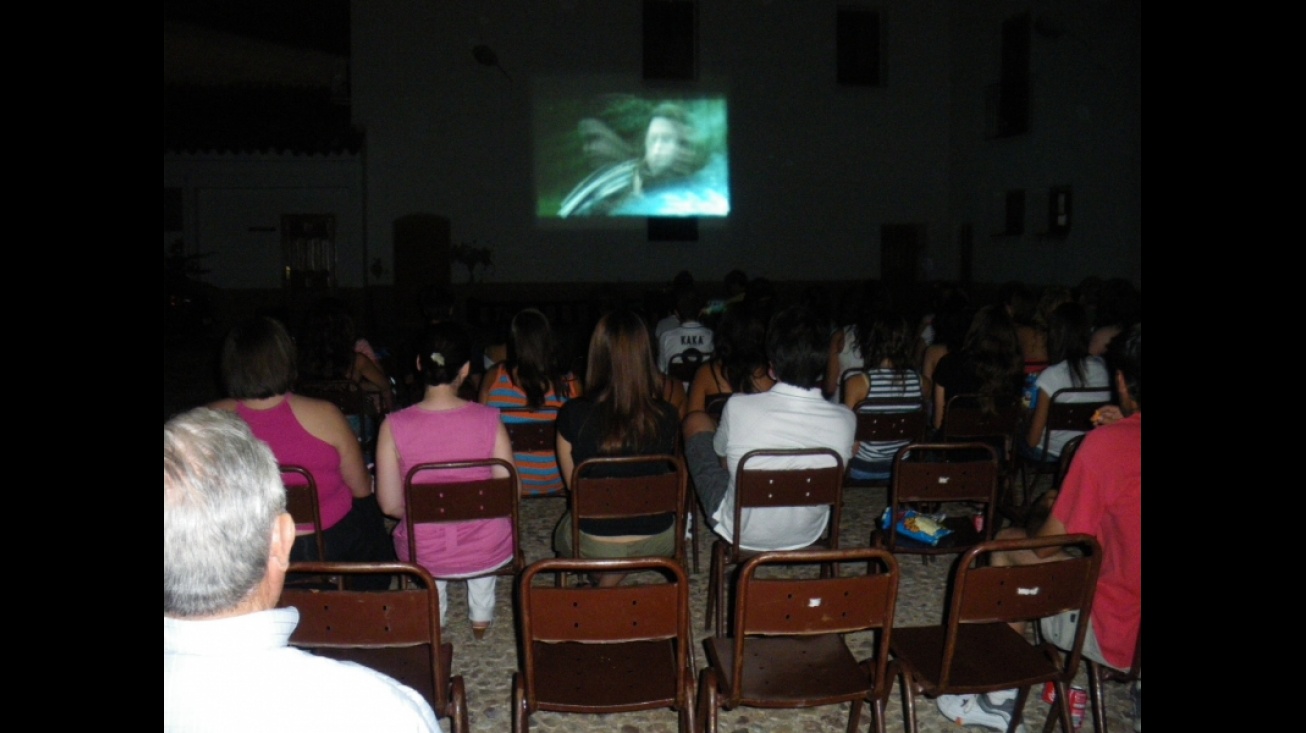 Momento de una proyección de \"Cine bajo las Estrellas\"