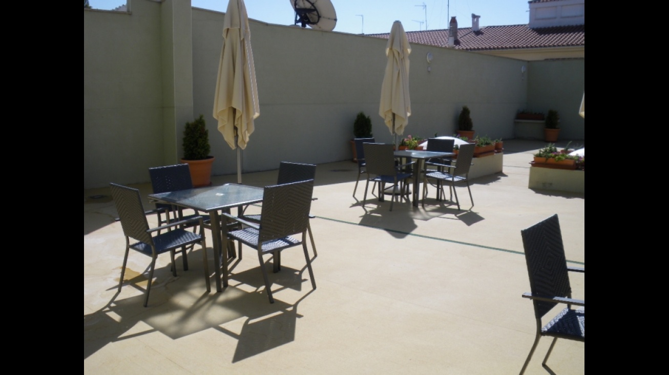 Espacio de lectura en la terraza de la Biblioteca Municipal \"Lope de Vega\"