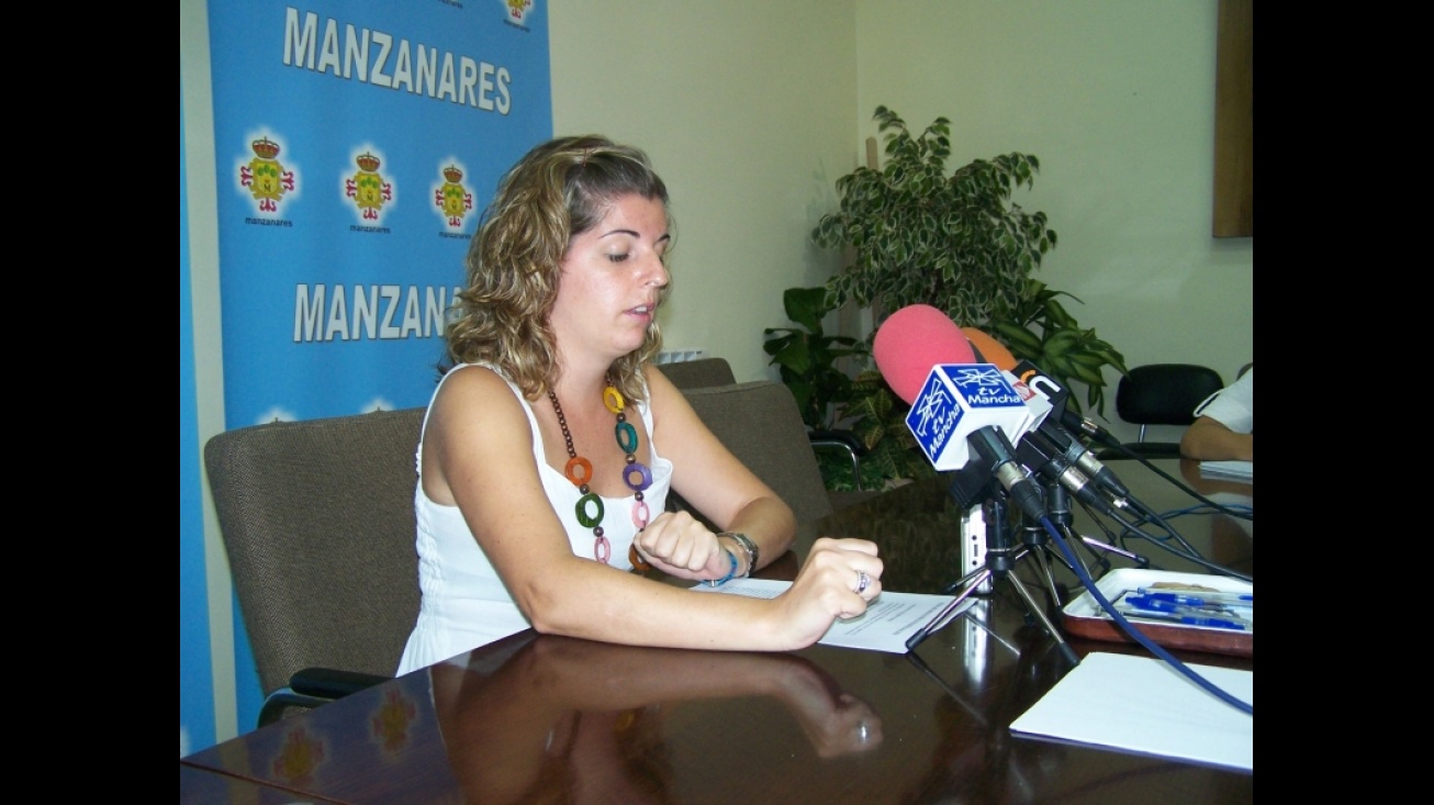 Beatriz Torres, concejala de Festejos, presentando los actos de las fiestas patronales 2010